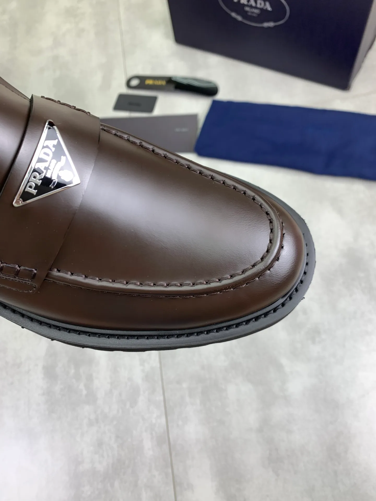 Factory price P880💰Original quality, top version🔱 ＰＲＡＤＡPrada. Men’s business casual leather shoes, top quality products. 1:1 shipment⬆️Luxurious and noble👞All imported original color-brushed edge beads, just to create a more comfortable wearing experience. Upper: Original comfortable open-edge bead rubbed color calfskin➕Top imported water-dyed full cow lining, original high-end lightweight and comfortable TPU foam combination bottom✔️Code number: 39-44 (38 45) 46 47 can be customized)
